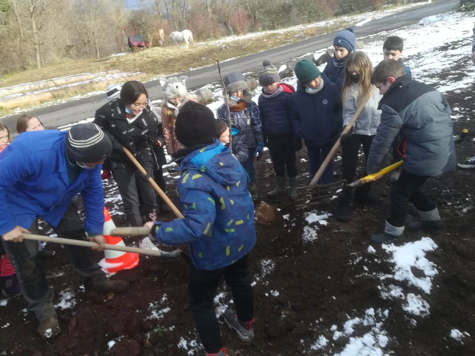 Des écoliers nourriciers du futur. Sanssac l'Eglise