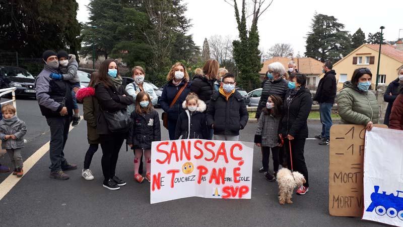 Rassemblement contre les suppressions de classes en Haute Loire