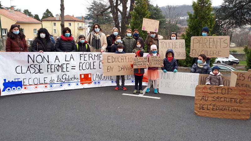 Rassemblement contre les suppressions de classes en Haute Loire