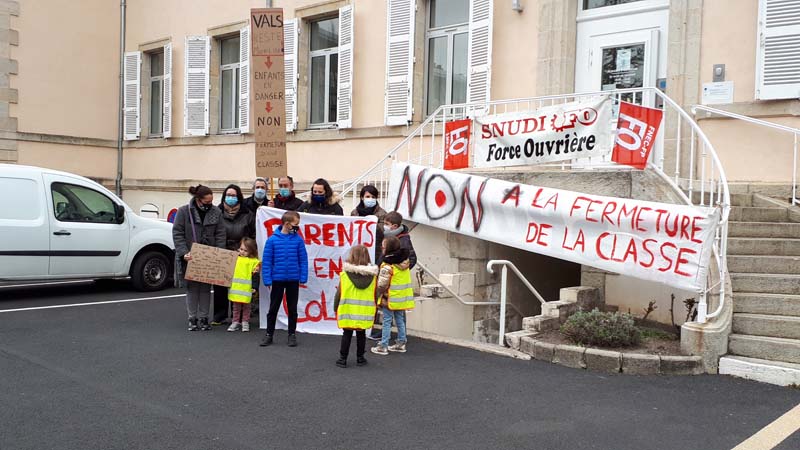 Rassemblement contre les suppressions de classes en Haute Loire