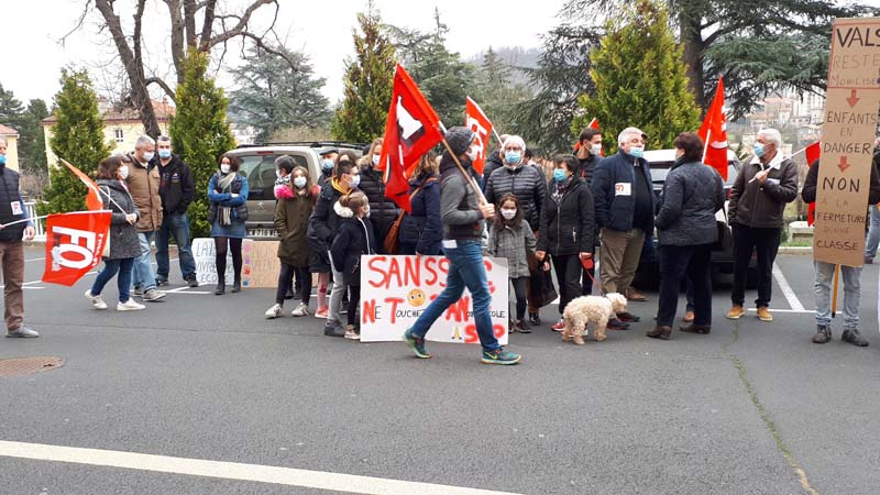 Rassemblement contre les suppressions de classes en Haute Loire