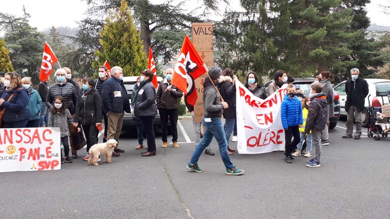 Rassemblement contre les suppressions de classes en Haute Loire