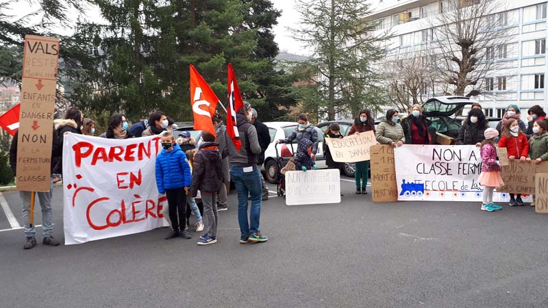 Rassemblement contre les suppressions de classes en Haute Loire