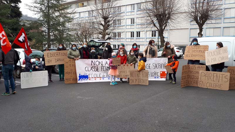 Rassemblement contre les suppressions de classes en Haute Loire