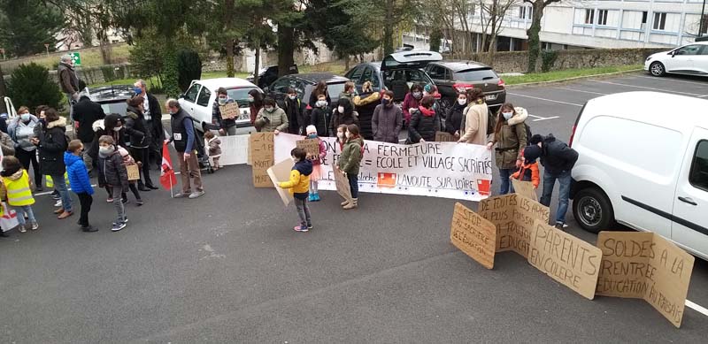 Rassemblement contre les suppressions de classes en Haute Loire