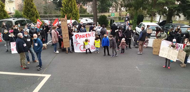 Rassemblement contre les suppressions de classes en Haute Loire