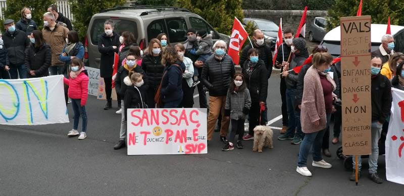 Rassemblement contre les suppressions de classes en Haute Loire