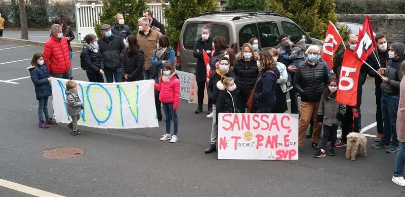 Rassemblement contre les suppressions de classes en Haute Loire