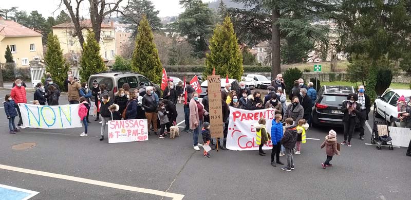 Rassemblement contre les suppressions de classes en Haute Loire