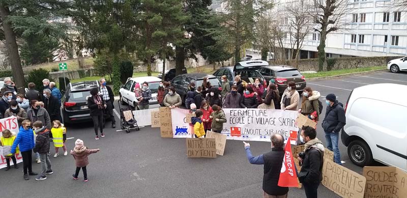 Rassemblement contre les suppressions de classes en Haute Loire