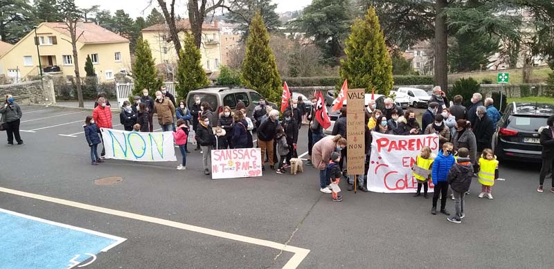 Rassemblement contre les suppressions de classes en Haute Loire