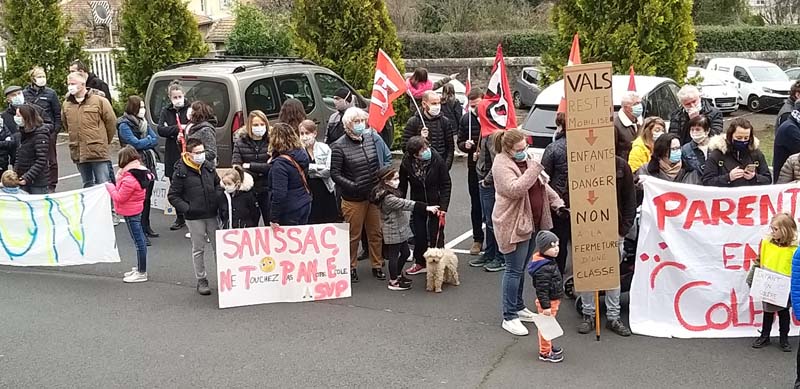 Rassemblement contre les suppressions de classes en Haute Loire