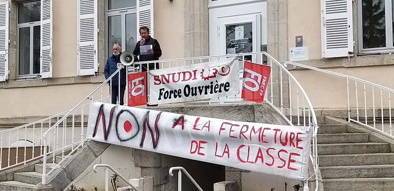 Rassemblement contre les suppressions de classes en Haute Loire