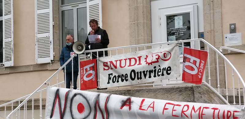 Rassemblement contre les suppressions de classes en Haute Loire