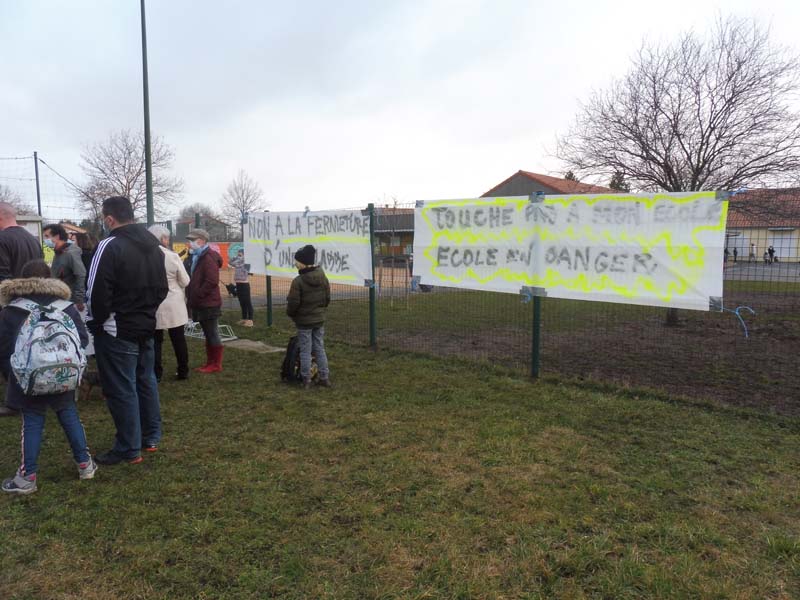 Rassemblement pour opposition fermeture de classe
