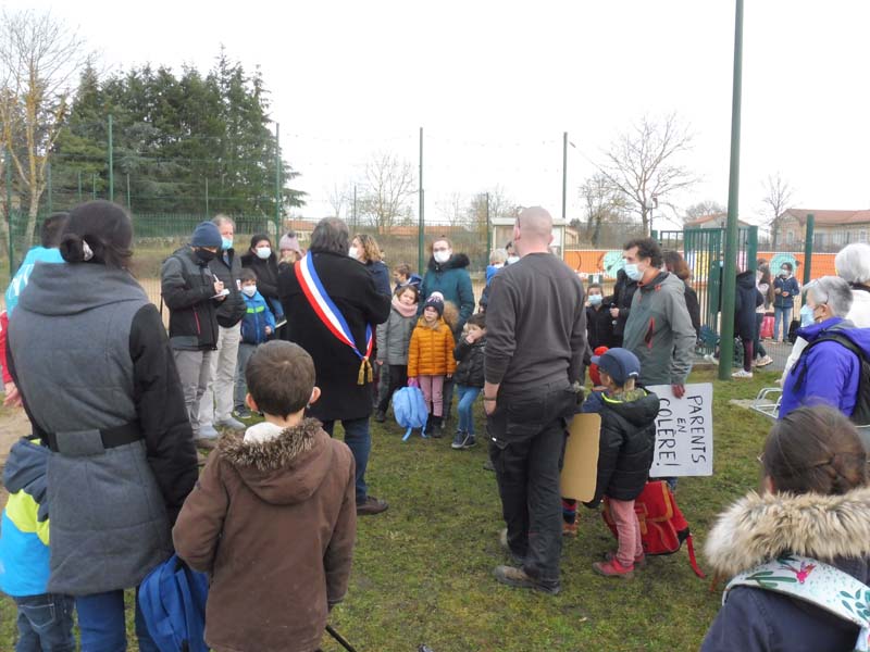Rassemblement pour opposition fermeture de classe