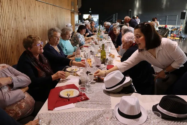 Un repas des anciens festif et dansant