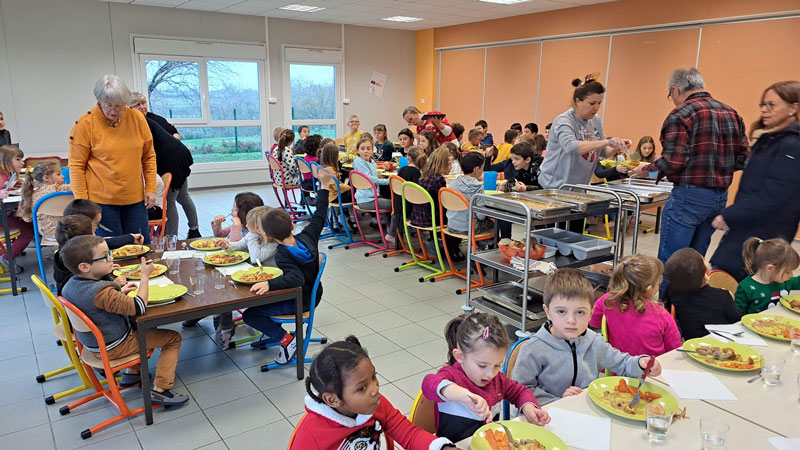 Repas de Noel à l'Ecole Michel Pignol.