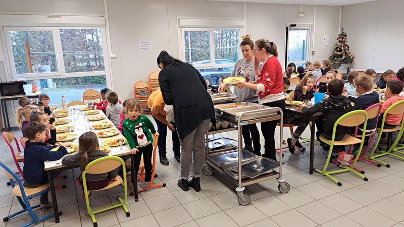Repas de Noel à l'Ecole Michel Pignol.