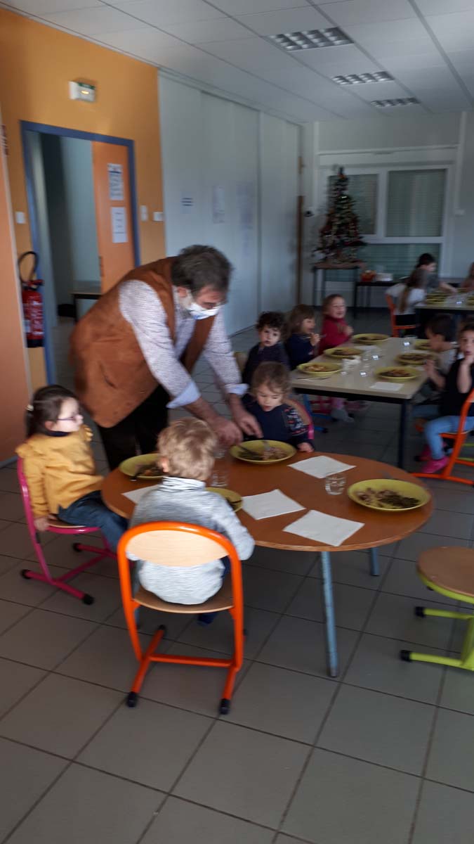 Repas Noel Cantine Ecole Michel Pignol SAnssac L'Eglise