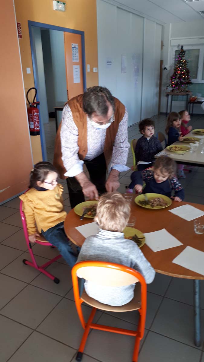 Repas Noel Cantine Ecole Michel Pignol SAnssac L'Eglise