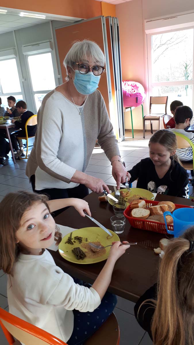 Repas Noel Cantine Ecole Michel Pignol SAnssac L'Eglise