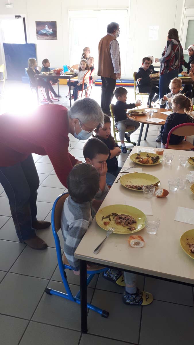 Repas Noel Cantine Ecole Michel Pignol SAnssac L'Eglise