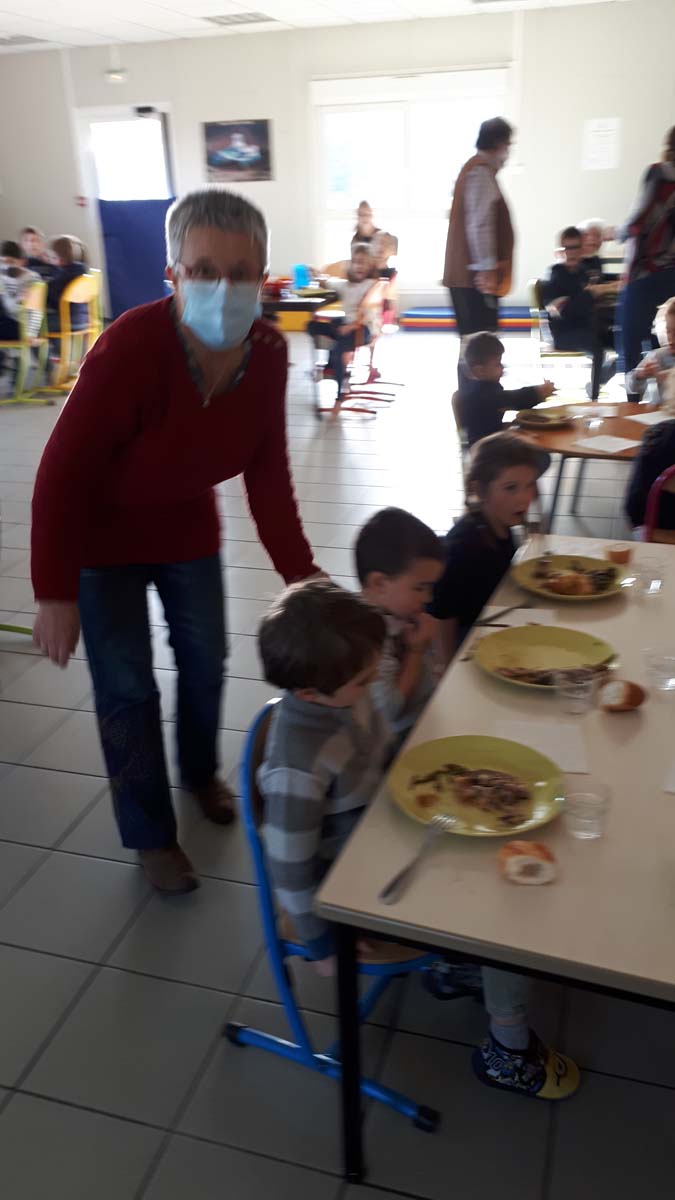 Repas Noel Cantine Ecole Michel Pignol SAnssac L'Eglise